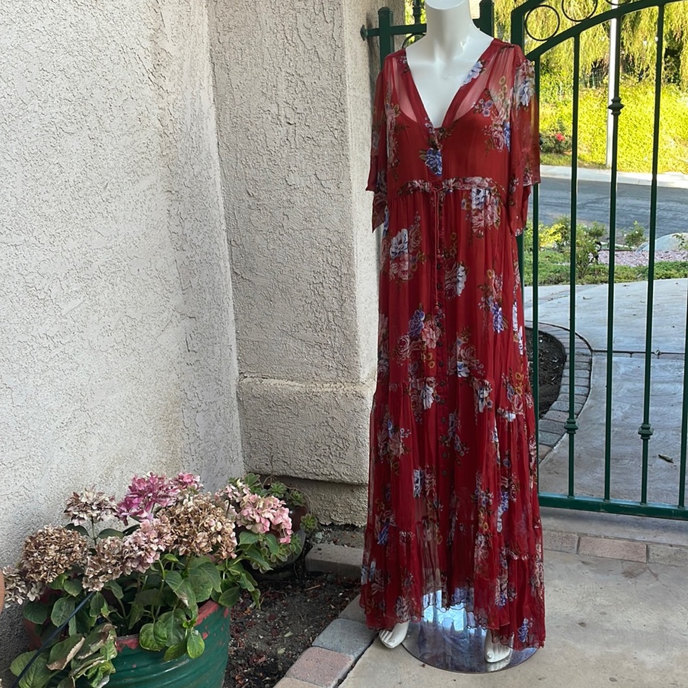 Johnny was Drexl Maxi Dress floral print and an ultra-feminine, flowy silhouette - Picture 3 of 14